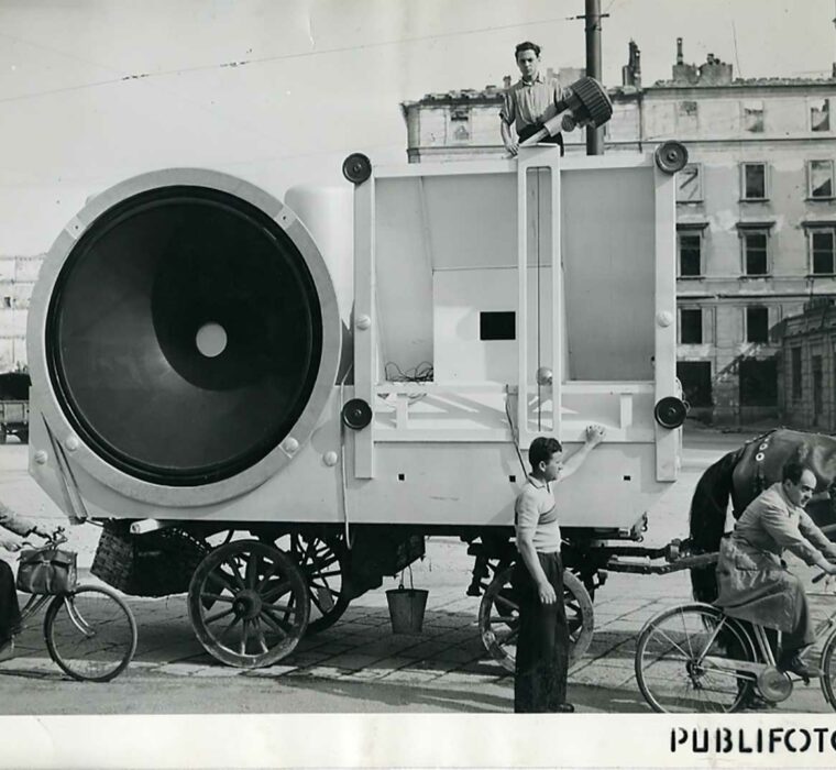 Trasporto 'Radiolona' per Mostra Radio (1948) a Palazzo dell'Arte (Triennale) di Milano Achille e Pier Giacomo Castiglioni