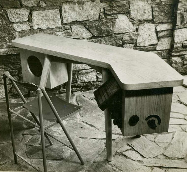 Tavolo con impianto grammofonico Phonola (1940) per la mostra alla VII Triennale_Livio, Pier Giacomo Castiglioni e Luigi Caccia Dominioni