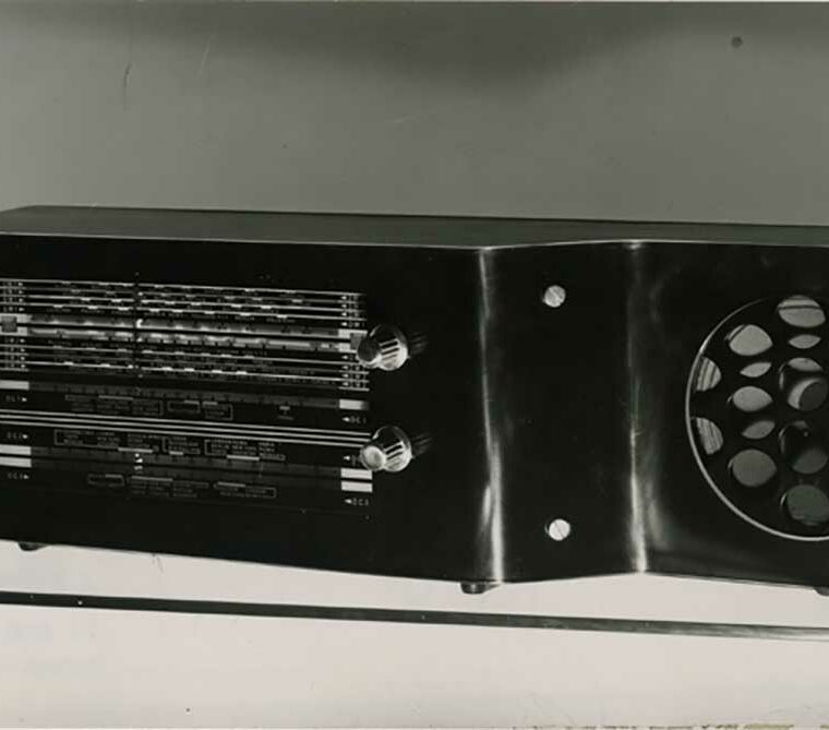 Radioricevitore a 6 valvole Novaradio (1944) in legno e perspex stampato_Achille, Pier Giacomo e Livio Castiglioni